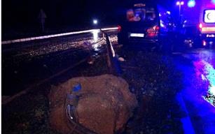 Direği yıktı, araçta sıkıştı…