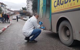 Seyir halindeyken halk otobüsünün kırılan kapısından düştü