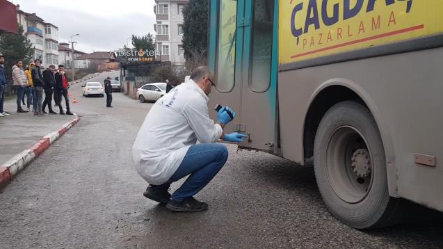 Seyir halindeyken halk otobüsünün kırılan kapısından düştü