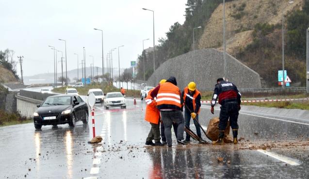 Dağdan kopan kayalar yola düştü...