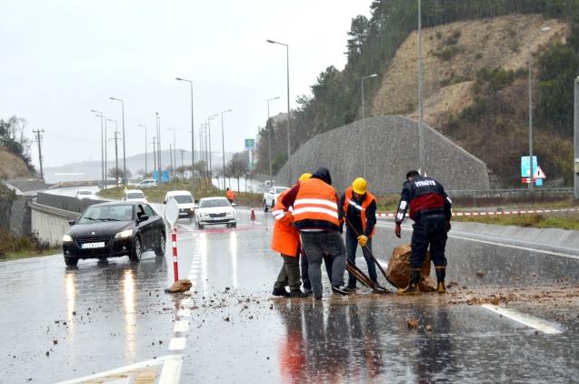 Dağdan kopan kayalar yola düştü...