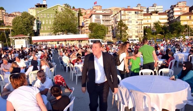 Binlerce İnsan Aynı Sofrada Oruçlarını Açtı