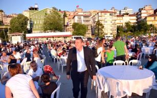 Binlerce İnsan Aynı Sofrada Oruçlarını Açtı