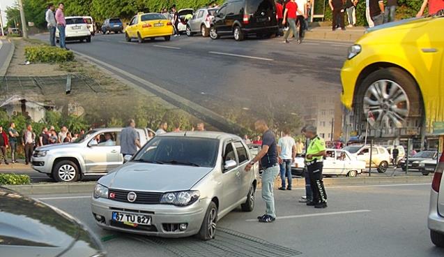 Yol vermek istediği kadına çarptı… 