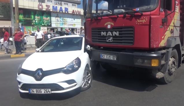 Kavşakta çarpıştılar…