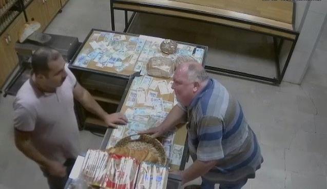 'Eksik para üstü verdiniz' diyerek esnafı dolandırdılar