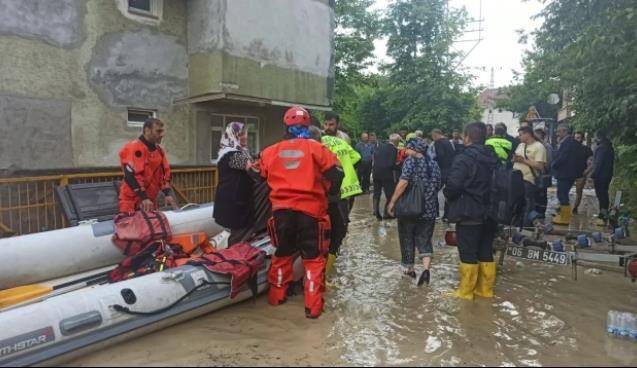 Sular altında kaldı...Mahallelere botlarla girdiler...