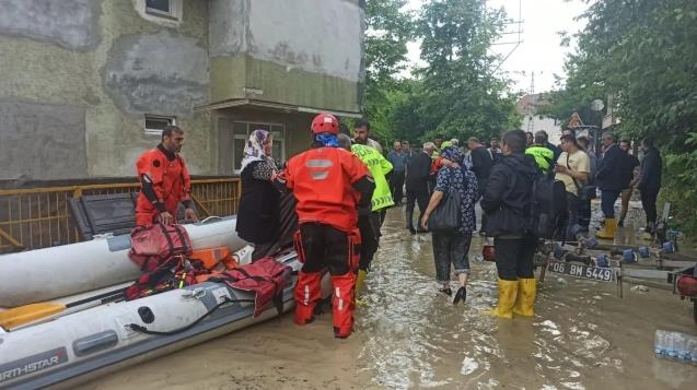 Sular altında kaldı...Mahallelere botlarla girdiler...