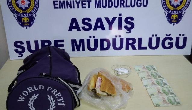 Çaldığı paraları ekmeğin içinde saklayan şüpheli yakalandı