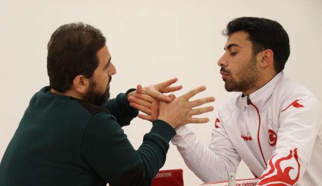 Bilek güreşinde bir numara olmak istiyor