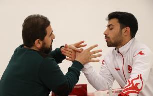 Bilek güreşinde bir numara olmak istiyor