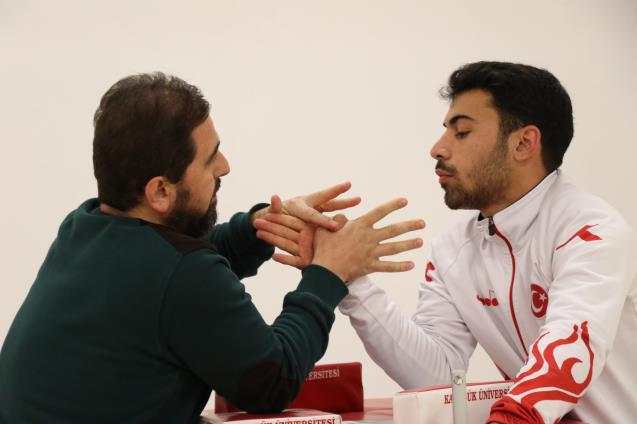 Bilek güreşinde bir numara olmak istiyor