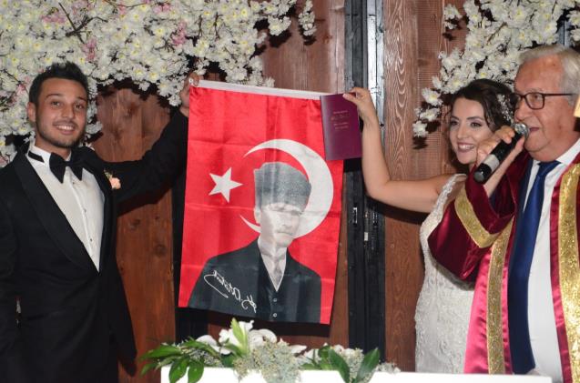 Bayrak,Kuran Ve Nutuk Hediye