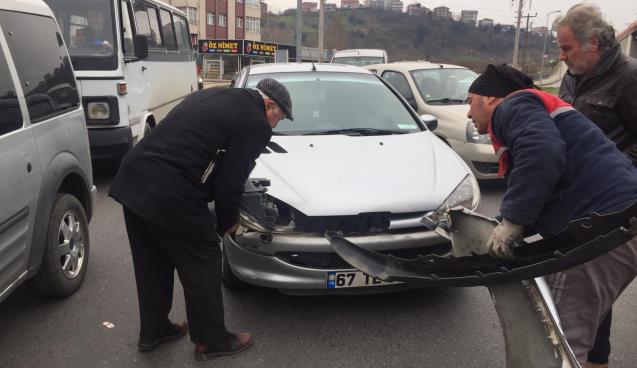 Otomobil tıra arkadan çarptı