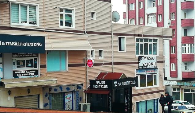 Eğlence merkezi önünde silahlı çatışma: 1 yaralı