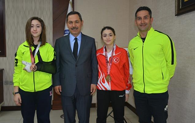 Eskrim Şampiyonlarından Başkan Uysal’ a ziyaret!..