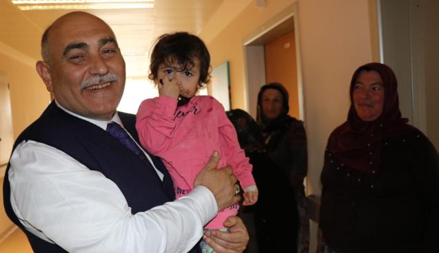 HASTALARI ZİYARET ETTİ