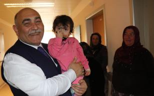 HASTALARI ZİYARET ETTİ