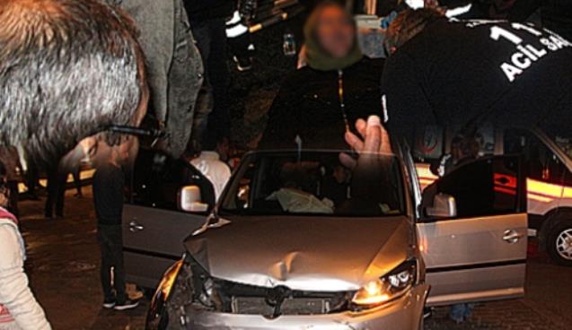 Kavşakta çarpıştılar; 2 yaralı