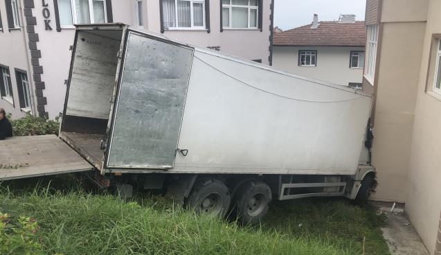 Duvara çarparak zor durabildi.. Ev sahipleri deprem zannetti