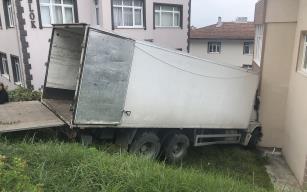 Duvara çarparak zor durabildi.. Ev sahipleri deprem zannetti