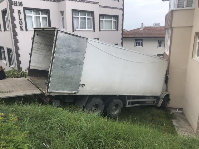 Duvara çarparak zor durabildi.. Ev sahipleri deprem zannetti