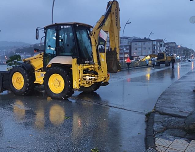 Alaplı deresi yükseldi… Köprü ulaşıma kapandı…