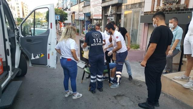 Merdivenlerden düşen genç hastanelik oldu