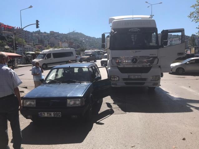 Tır az kalsın otomobili biçiyordu...  