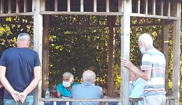  Parkta kumar oynayıp alkol içtiler