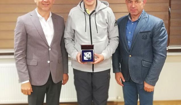 Dünya ikincisi boksörden iş adamına ziyaret