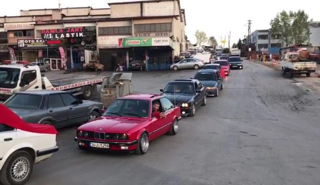 Otomobil tutkunlarından ‘Cumhuriyet’ konvoyu