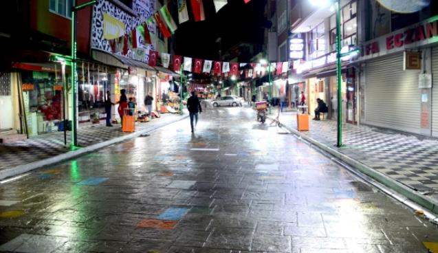 Cadde ışıl ışıl oldu...