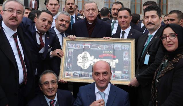  Cumhurbaşkanı Erdoğan’a altın anahtar işlemeli tablo