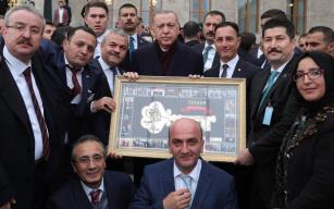  Cumhurbaşkanı Erdoğan’a altın anahtar işlemeli tablo