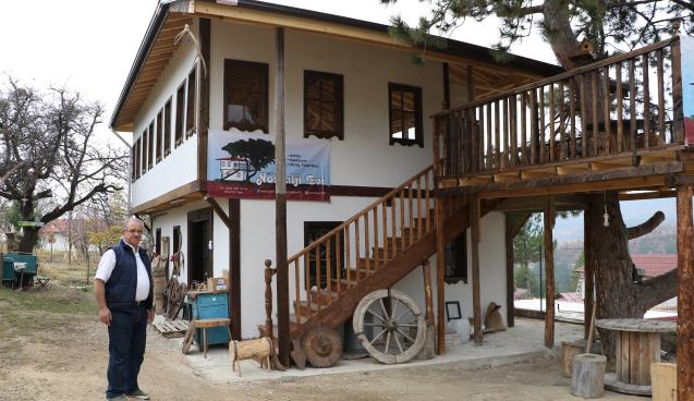 Çocukluğunu "Nostalji Evi"nde sergiliyor