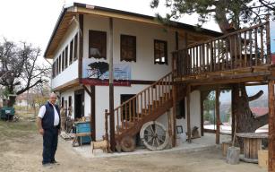 Çocukluğunu "Nostalji Evi"nde sergiliyor