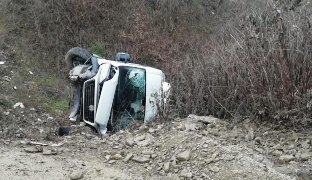 Kamyonet takla attı: 2 yaralı