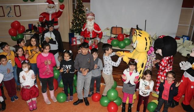 Minik hastalara yeni yıl eğlencesi