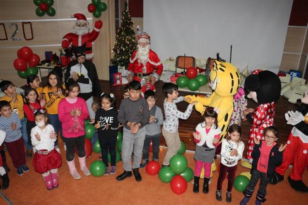 Minik hastalara yeni yıl eğlencesi