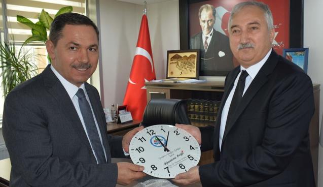 Uysal esnafa saat hediye etti.