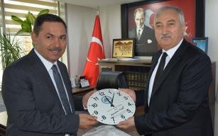 Uysal esnafa saat hediye etti.