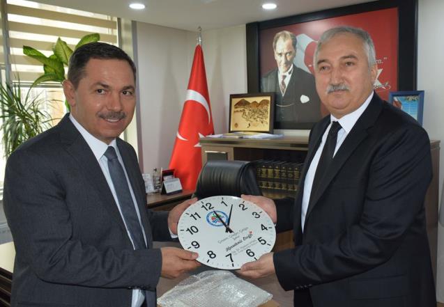 Uysal esnafa saat hediye etti.