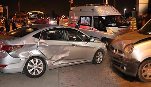 Kavşakta çarpıştılar… Yaralılar var…