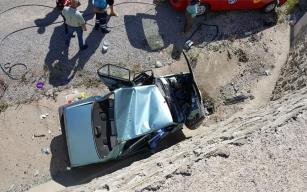 Otomobil 10 metrelik üst geçitten uçtu:1 ölü,4 yaralı