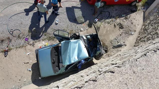 Otomobil 10 metrelik üst geçitten uçtu:1 ölü,4 yaralı