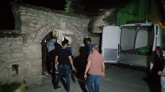 Tarihi bina içerisinde ipe asılı halde bulundu