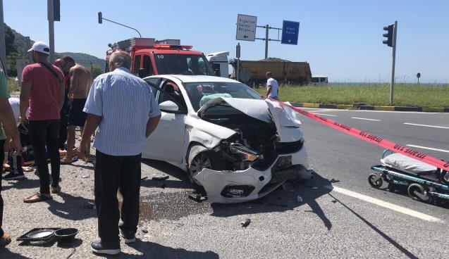 Otomobiller kavşakta çarpıştı