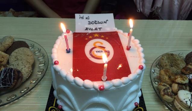 Arda Turan ve Chedjou minik taraftara sürpriz yaptı