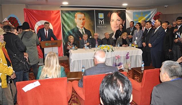 Kongre karıştı… Müftüoğlu rozetini Erkmen’e verdi…